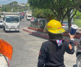 Bomberos en Temixco piden limosnas para reparar la única pipa y todo el equipo