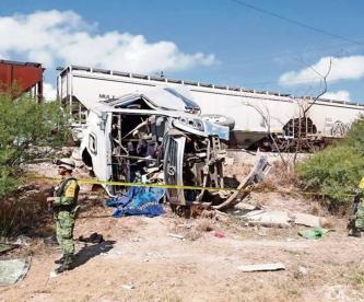 Autobús no logra ganarle el paso al tren en Querétaro, hay 6 muertos y 17 heridos