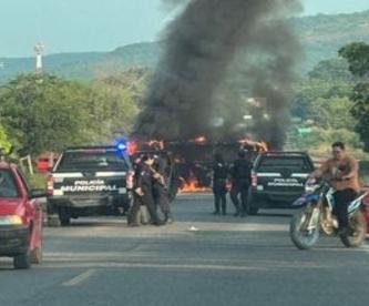 Bloqueos y enfrentamientos armados reinaron este domingo, en Michoacán