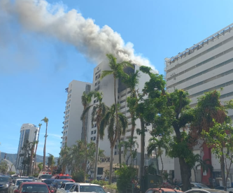 FOTOS Y VIDEOS: Fuerte incendio consume el Hotel Emporio, en Acapulco