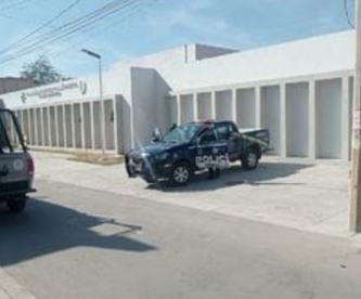 Mujer policía no soporta sanción y le suelta plomazo a su comandante, en Jalisco
