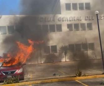¡Arde Chilpancingo! Presuntos normalistas de Ayotzinapa incendian vehículos afuera de la FGE