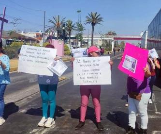 VIDEO: Martha Debayle y alcalde ignoran a familiares que protestan por joven “secuestrada”