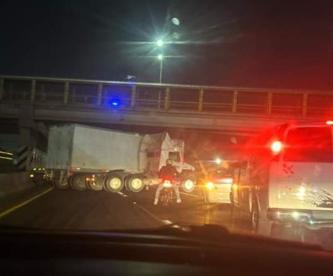 Hoy miércoles 17 de abril, tráiler vuelca y desquicia la autopista México-Pachuca