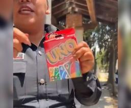 Policías intentan detener a chavos por jugar “Uno” en la vía Pública, en Edomex