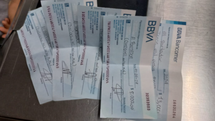 Estafadores se golpean la cara con cheques falsos y les quitan el iPhone en el Metro de la CDMX