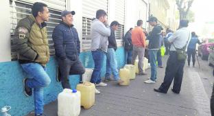 Aumentan precio de bidones ante desabasto de gasolina, en Toluca. Noticias en tiempo real