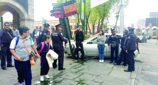 Conductora evita atropello a peatones y choca contra poste, en Toluca. Noticias en tiempo real