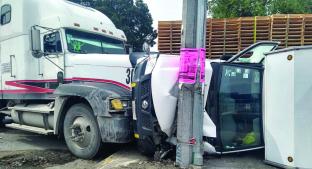 Tráiler impacta a camioneta y la arrastra varios metros, en Toluca. Noticias en tiempo real