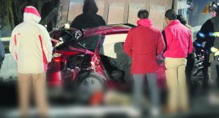 Perecen tres jóvenes al estrellar su camioneta contra tráiler, en Toluca. Noticias en tiempo real