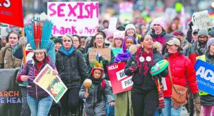 Mujeres salen a manifestarse en contra de Donald Trump en Estados Unidos . Noticias en tiempo real