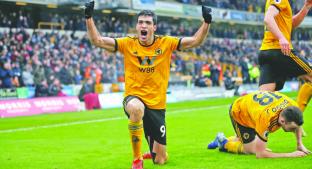 Raúl Jiménez y el Wolverhampton derrotan al Leicester, en la Liga Inglesa . Noticias en tiempo real