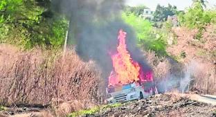 Pareja aborda combi con tanque de gas LP y provoca incendio, en Morelos. Noticias en tiempo real