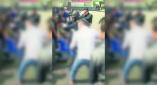 Policía balea a pareja en tianguis y comerciantes lo golpean, en Iztapalapa. Noticias en tiempo real
