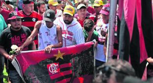 Seguidores de club brasileño ondean bandera como señal de luto tras mortal incendio. Noticias en tiempo real