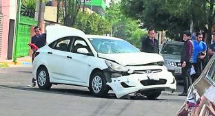 Choque entre autos compactos deja un herido, en Toluca. Noticias en tiempo real