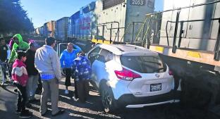 En intento de ganarle al tren, locomotora impacta contra camioneta en Toluca. Noticias en tiempo real