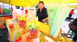 Comerciantes de Toluca cumplen con ley antiplásticos, clientes aún no se acostumbran. Noticias en tiempo real