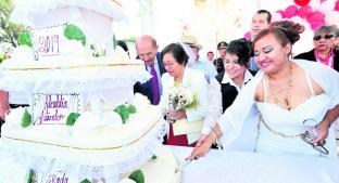 Más de 180 parejas se casaron, en la explanada de Iztacalco . Noticias en tiempo real