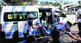 Por usar el celular, chofer de transporte público choca contra unidad de CFE en Morelos. Noticias en tiempo real