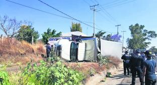 Chofer 'pacheco' pierde control del volante y sufre volcadura, en Atlatlahucan. Noticias en tiempo real