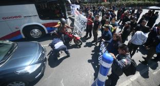 Bomberos protestan por sueldo suspendido y bloquean vialidad en CDMX. Noticias en tiempo real