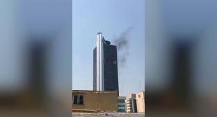 Nube de humo en la parte más alta de la Torre Bancomer fue porque se fue la luz. Noticias en tiempo real