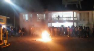 Golpean y queman vivo a un presunto 'robachicos', en Tianguistenco. Noticias en tiempo real