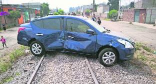 Familia queda varada en media vía y logra escapar de tren en marcha, en Edoméx. Noticias en tiempo real