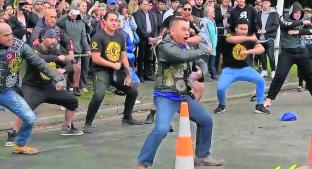 Banda de motociclistas rinde homenaje con danza de guerra a víctimas de atentado. Noticias en tiempo real