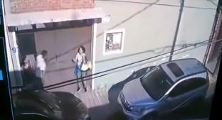 VIDEO: Policía tira y patea a mujer frente a casa en CDMX, agentes ignoran la agresión. Noticias en tiempo real