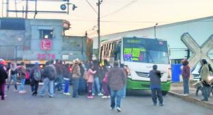 Chofer trata de ganarle el paso a tren y termina embestido por éste, en Toluca. Noticias en tiempo real