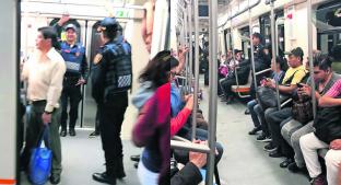 Policías vigilan dos trenes rehabilitados de la Línea 1 del Metro, en CDMX. Noticias en tiempo real