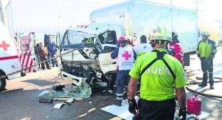 Rescatan a chofer de una camioneta tras estrellarse contra tráiler, en Edoméx. Noticias en tiempo real