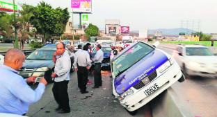 Automóvil con tres tripulantes se embarra en Paso Exprés, en Cuernavaca . Noticias en tiempo real