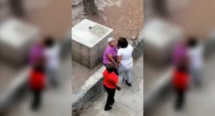 Indigna video de una mujer que agrede a abuelita, en Tlatelolco. Noticias en tiempo real