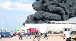 Bomberos combaten incendio en Sábado de Gloria, en Toluca . Noticias en tiempo real