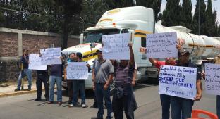 Conductores de los carros tanque bloquearon por casi tres horas la lateral de Tollocan, en Edoméx. Noticias en tiempo real