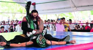 Disfrutan función de lucha libre, en el Zócalo de Cuernavaca. Noticias en tiempo real