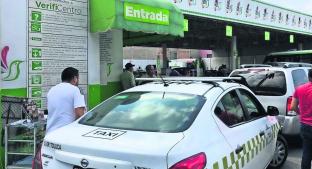 Camioneros y taxistas abarrotan verificentros, en Toluca. Noticias en tiempo real