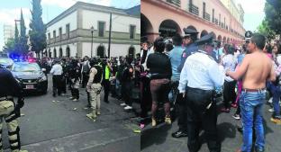 Operativo contra ambulantaje termina en golpes y manotazos contra policías, en Toluca. Noticias en tiempo real
