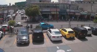 Taxista atropella a mujer policía para evitar ser multado, en Toluca. Noticias en tiempo real