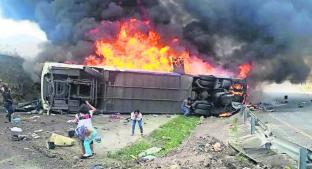 Autobús con peregrinos arde en Cumbres de Maltrata, Veracruz. Noticias en tiempo real