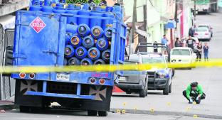 RAFAGUEAN camión GASERO en la Col. Sn. Rafael de Naucalpan: 1 Muerto. Noticias en tiempo real