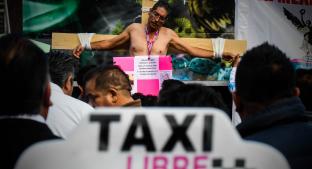 Taxistas se crucifican en el Zócalo de la CDMX, quieren extinción de Uber y DiDi. Noticias en tiempo real