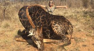 La indignante fotografía de una mujer que cazó una jirafa negra revive en redes sociales. Noticias en tiempo real