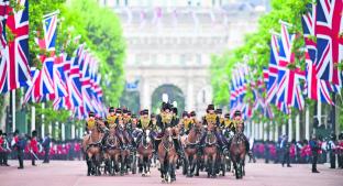 Celebran el cumpleaños 93 de la reina Isabel II con un lujoso desfile militar. Noticias en tiempo real