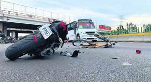 Motociclista a exceso de velocidad manda a volar a ciclista, en Tecámac. Noticias en tiempo real