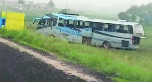 Conductor de autobús murió al volcar sobre la carretera federal Toluca—Zitácuaro, Edomex. Noticias en tiempo real