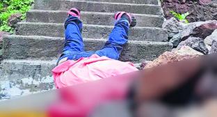 Hombre en chanclas rueda por escaleras hasta impactar con montón de rocas, en Ecatepec. Noticias en tiempo real